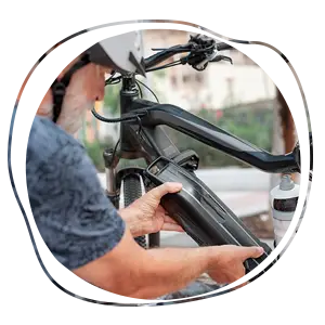 Warum eine E-Bike-Versicherung? Der Akku eines E-Bikes wird ausgetauscht